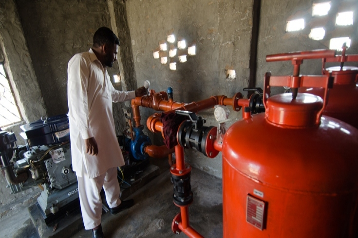 Farm owner Chaudhry Mohammad Ashfaq has installed a drip irrigation pumping system at his farm in District Layyah, Punjab, Pakistan. Black Box/World Bank